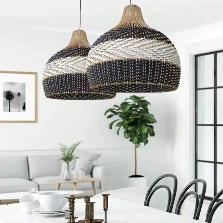 Suspension luminaire vannia en osier tissé noir et blanc avec finition en fibre naturelle au design artisanal