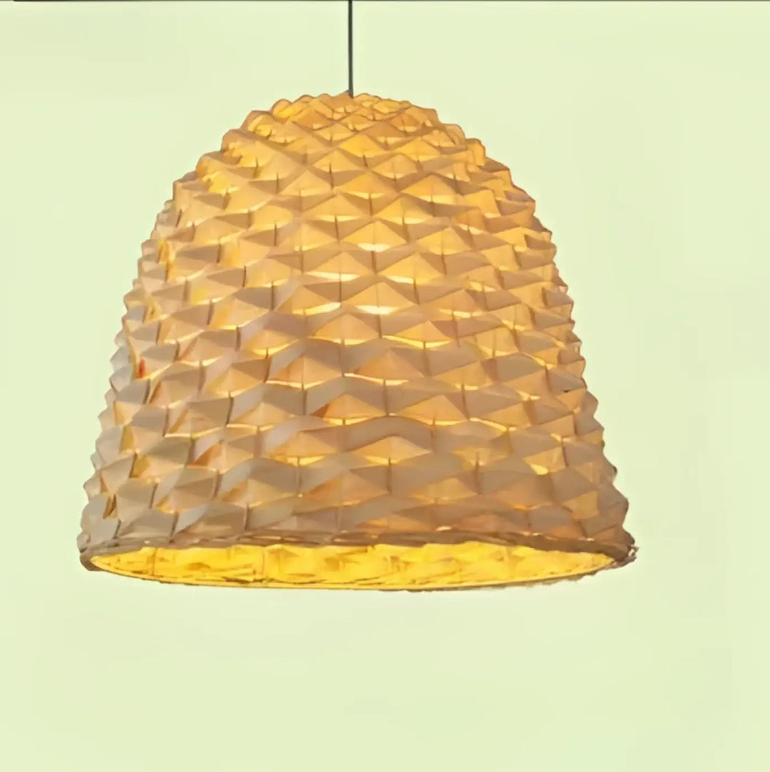 Lampe suspendue satori en or avec motif géométrique et texture tissée diffusant une lumière ambre chaleureuse