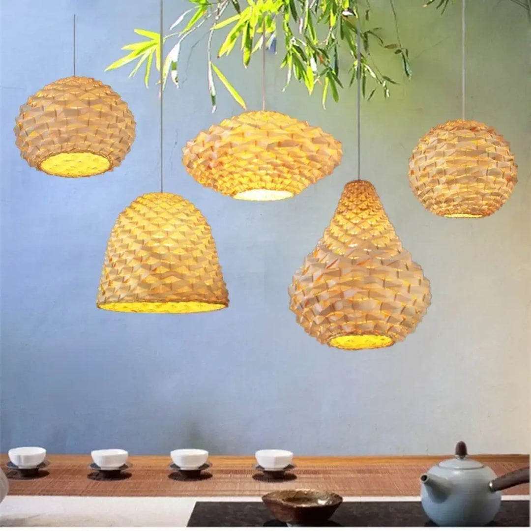 Suspension luminaire satori en bambou tissé à la main en tons dorés avec formes sphériques et en goutte pour lampe suspendue
