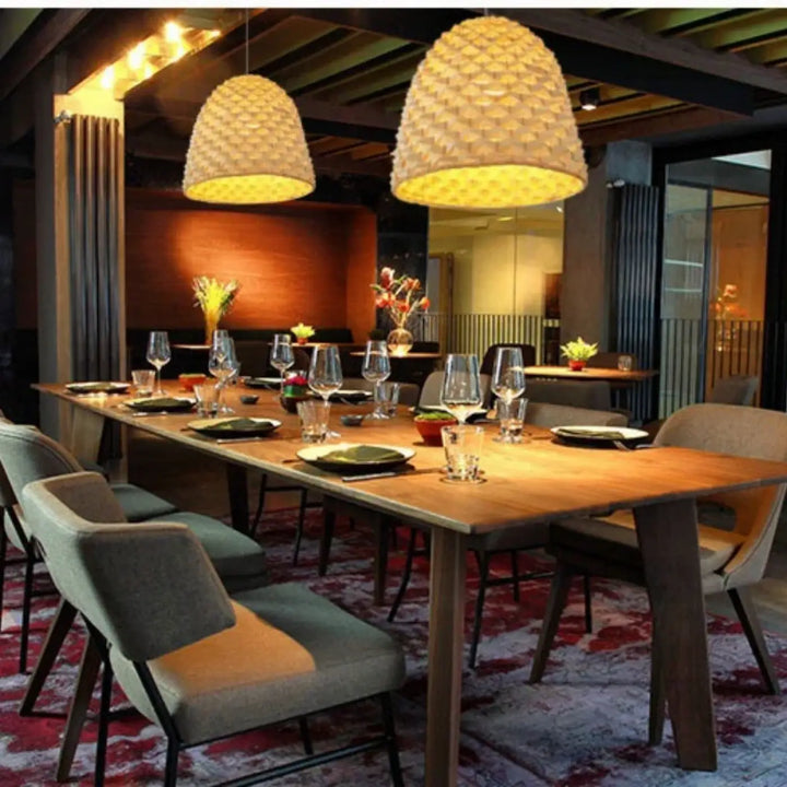 Lampe suspendue satori en matériau tissé couleur chaude avec design alvéolé au-dessus de la table à manger