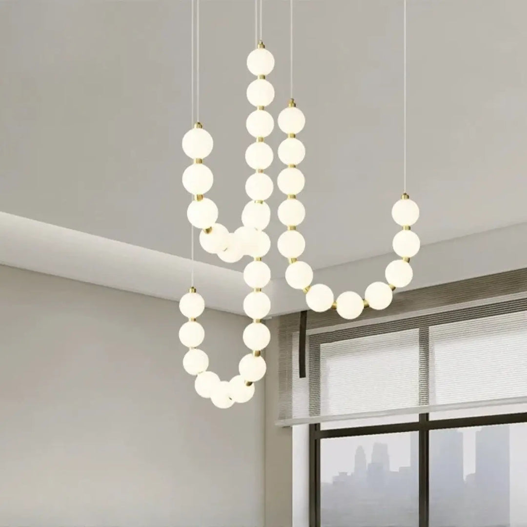Suspension luminaire perrita avec perles blanches en verre dépoli et structure métal doré pour une ambiance douce