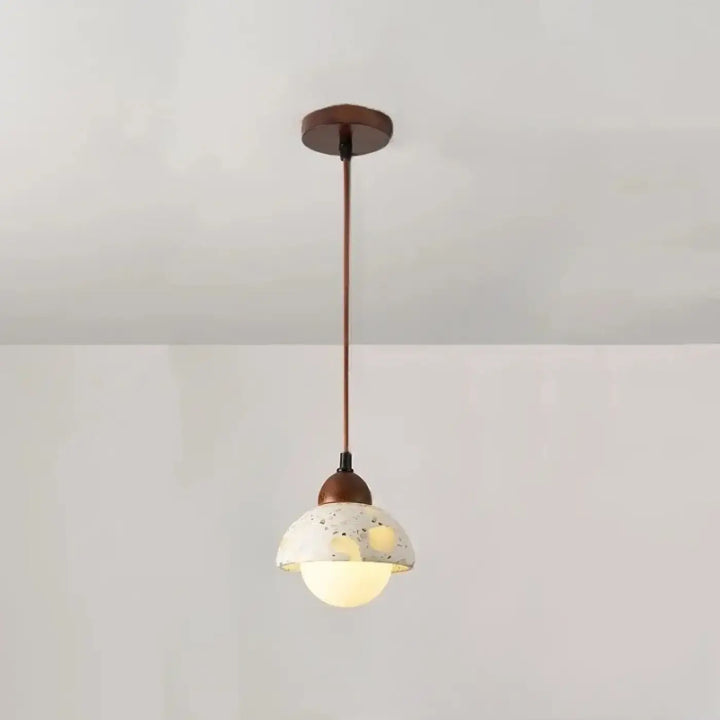 Suspension luminaire gaïa avec abat-jour en pierre marbrée blanche tachetée et hardware cuivre finition perles minérales