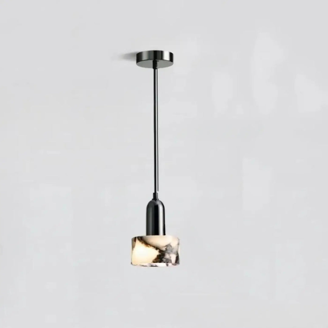 Suspension luminaire gaïa en métal noir avec abat-jour en pierre marbrée crème et gris foncé intégrant des perles minérales