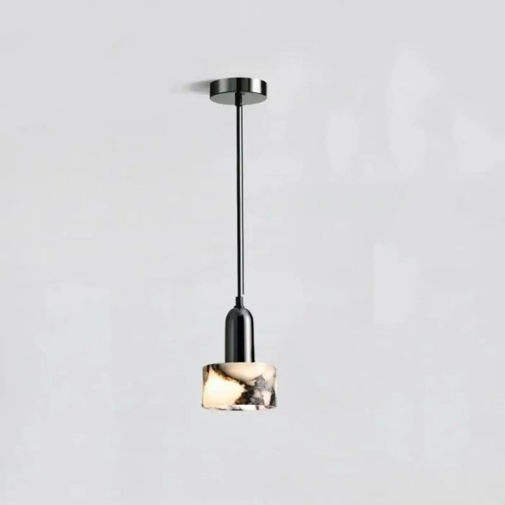 Suspension luminaire gaïa en métal noir avec abat-jour en pierre marbrée crème et gris foncé intégrant des perles minérales