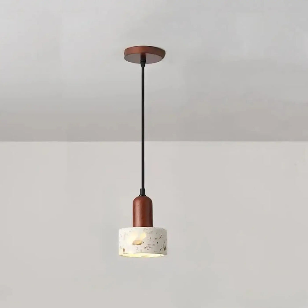 Suspension luminaire gaïa avec abat-jour cylindrique en pierre marbrée et accents cuivre suspendue par corde noire