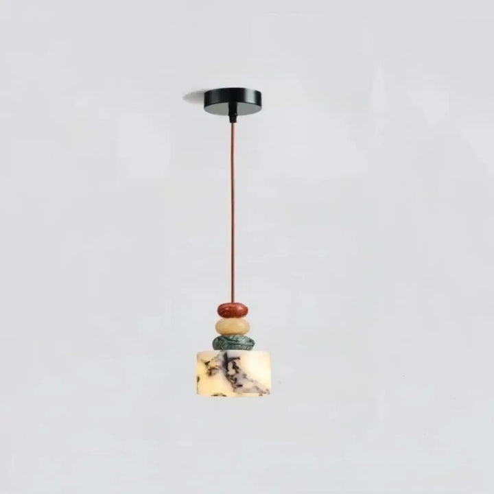 Suspension luminaire gaïa avec perles minérales empilées en pierre marbrée naturelle et cordon cuivre sur base rectangulaire