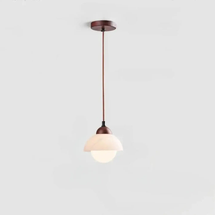 Suspension luminaire gaïa avec finition laiton chaud et abat-jour en verre dépoli inspirée des perles minérales pierre marbrée