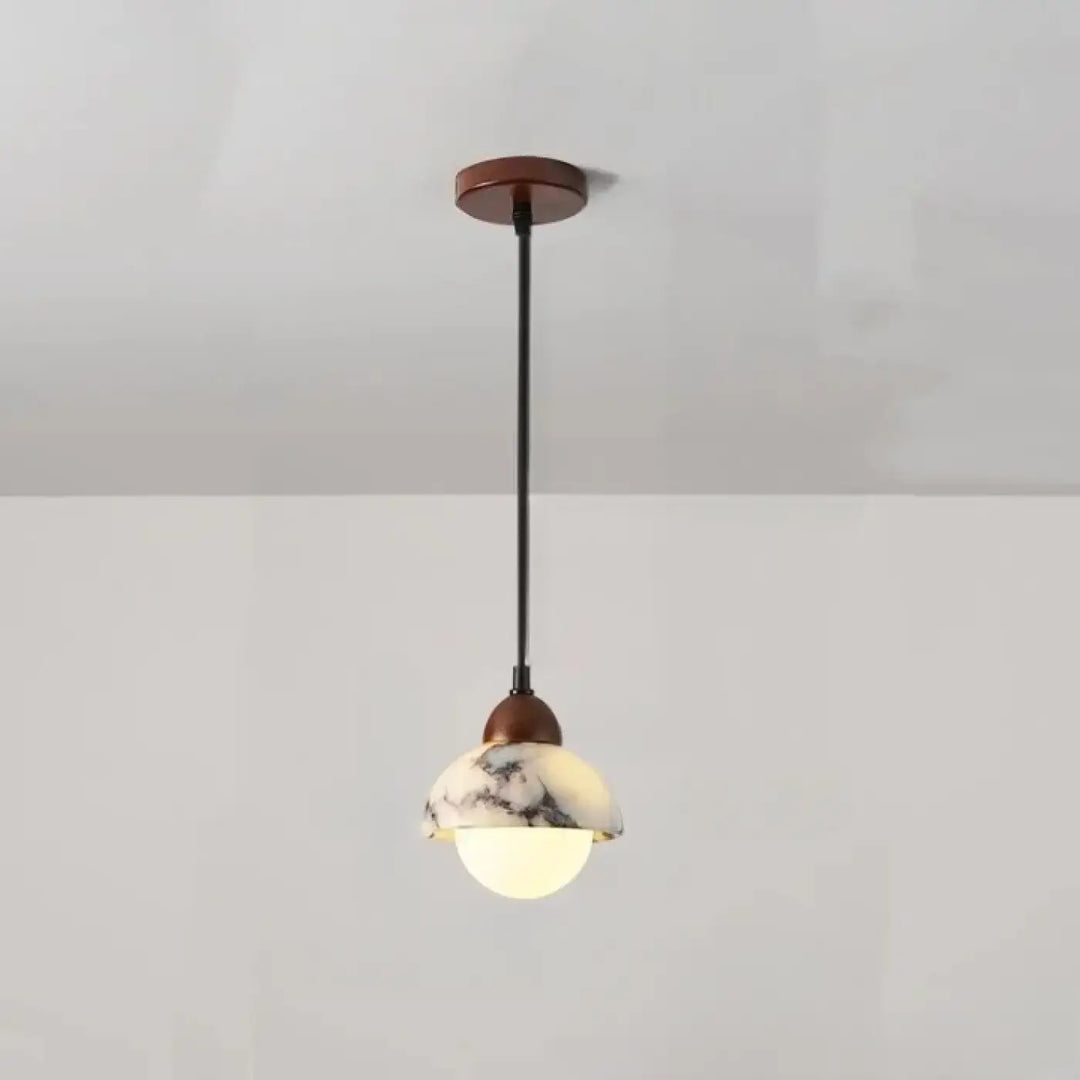 Suspension luminaire gaïa avec perles minérales en pierre marbrée blanche et grise et ampoule chaleureuse suspendue au plafond en bois