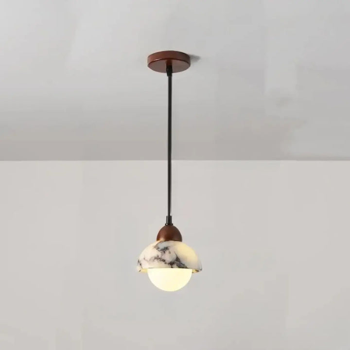 Suspension luminaire gaïa avec perles minérales en pierre marbrée blanche et grise et ampoule chaleureuse suspendue au plafond en bois