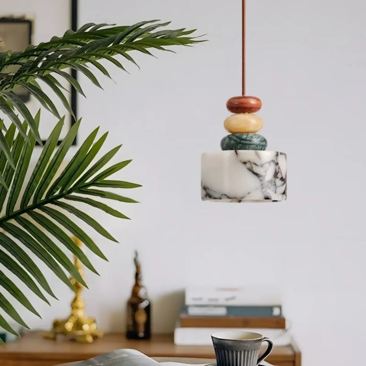 Suspension luminaire gaïa avec base en pierre marbrée blanche et perles minérales colorées empilées modernes