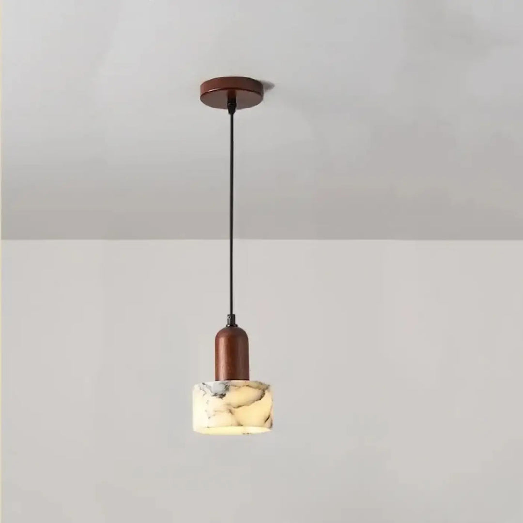 Suspension luminaire gaïa avec tige en bois chaud et abat-jour en pierre marbrée blanc et gris élégant suspendu par cordon noir