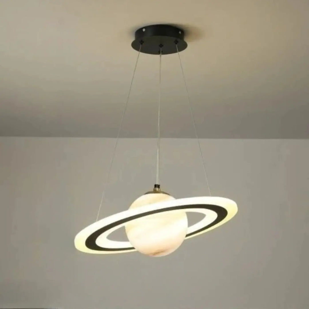 Suspension luminaire titania style saturne avec sphère en verre dépoli lumière blanche et anneaux noirs lumineux