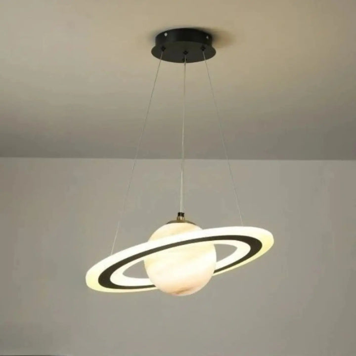 Suspension luminaire titania style saturne avec sphère en verre dépoli lumière blanche et anneaux noirs lumineux