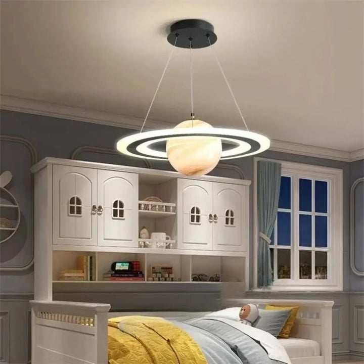 Suspension luminaire titania avec lumière blanche au centre sphérique chaleureuse et deux anneaux concentriques pour éclairage design