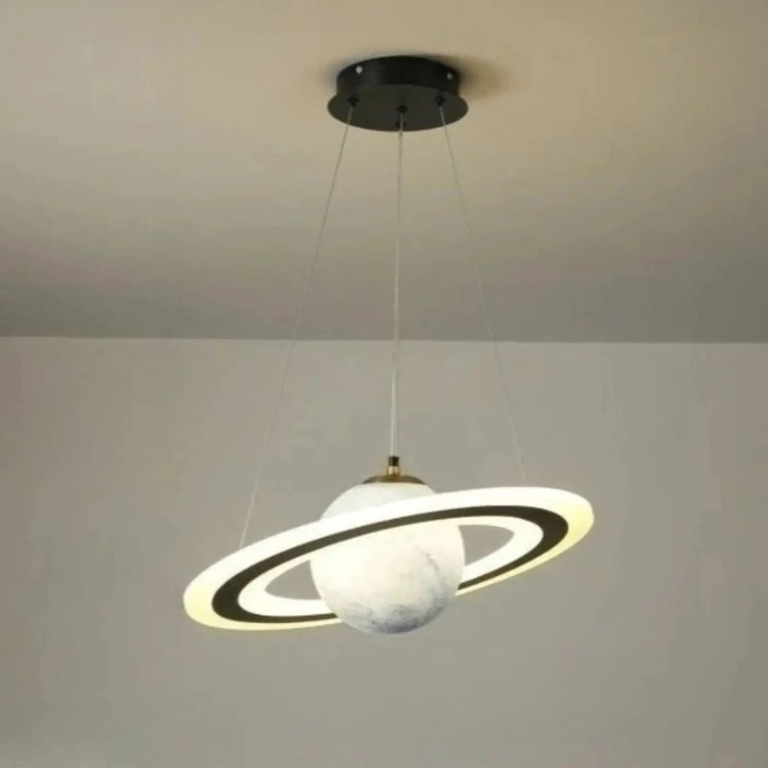 Suspension luminaire titania avec globe en marbre blanc et anneaux noirs lumineux pour lumière blanche et design saturnien