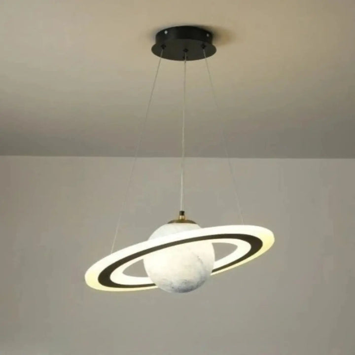 Suspension luminaire titania avec globe en marbre blanc et anneaux noirs lumineux pour lumière blanche et design saturnien