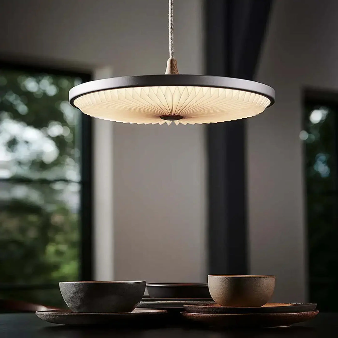 Suspension luminaire plissé en papier sculpté et métal noir ou gris