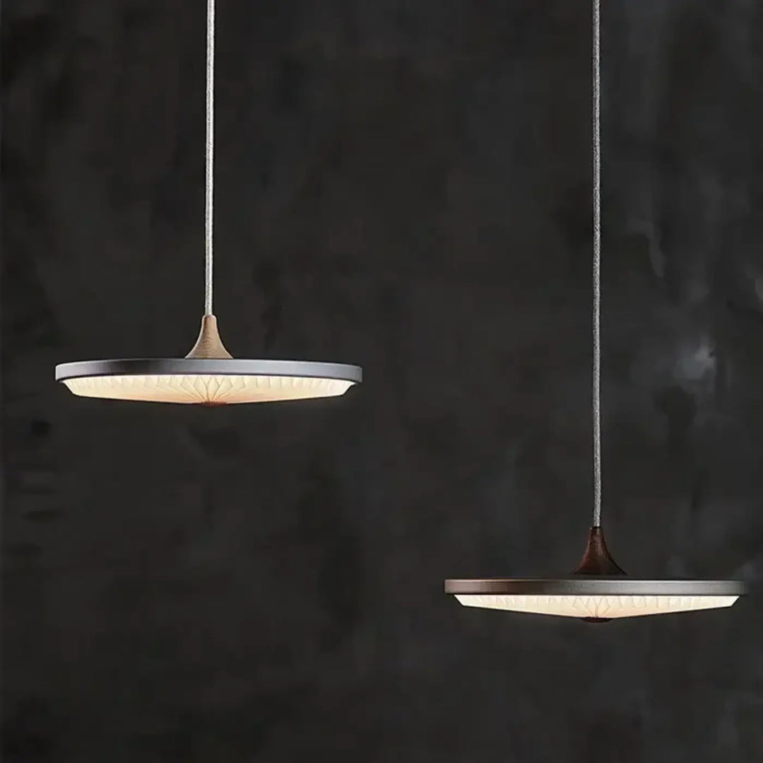 Suspension luminaire plissé en papier sculpté et métal noir ou gris