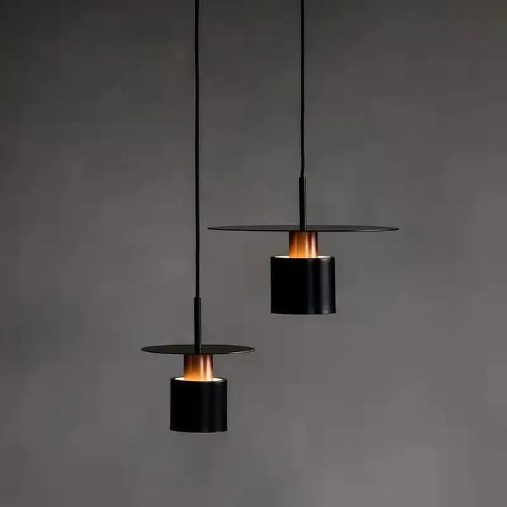 Suspension luminaire bougy deux luminaires raffinés noirs suspendus cylindriques avec disque circulaire diffusant une lumière chaude