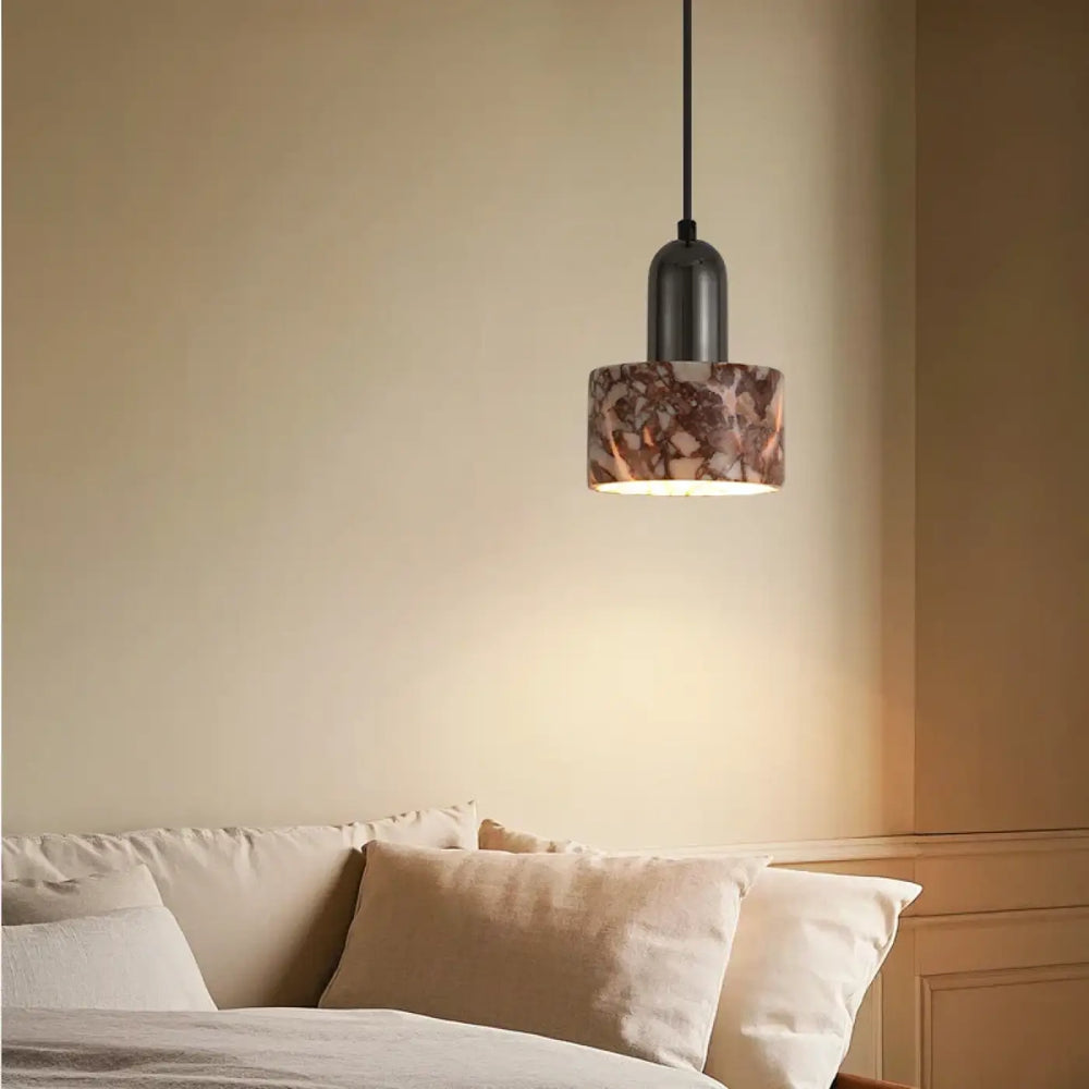 Suspension luminaire dabine métal noir avec abat-jour cylindrique en verre marbré marron et beige au-dessus d un lit