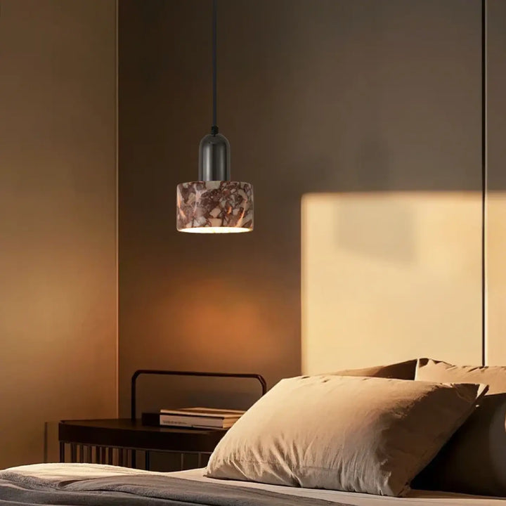 Suspension luminaire dabine en métal noir avec abat-jour en verre marbré ton chaud cylindrique moderne