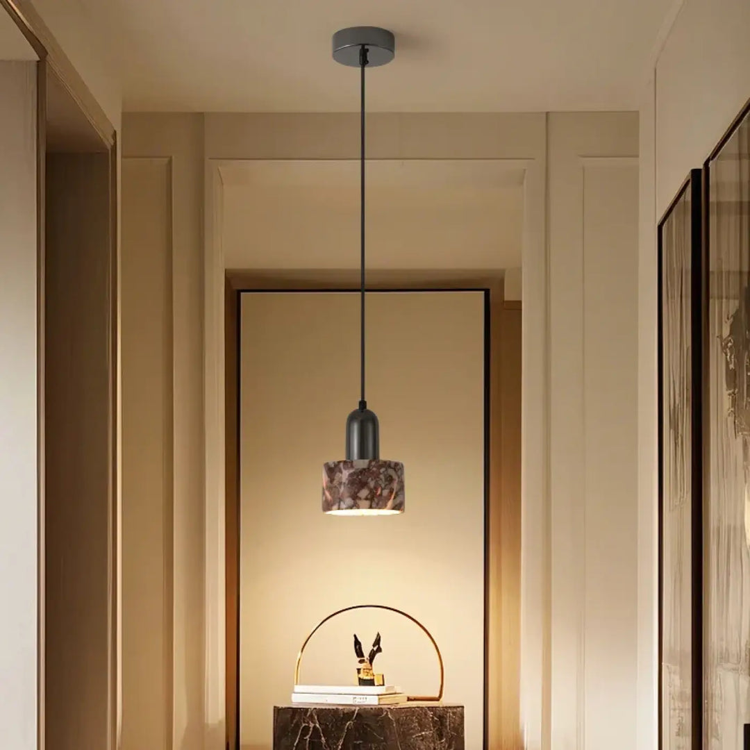 Suspension luminaire dabine avec métal noir cylindrique et abat-jour en verre marbré marron et beige swirl