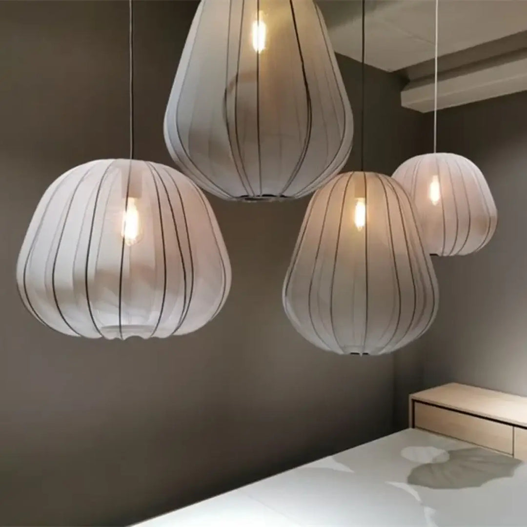 Suspension luminaire orbys en verre soufflé blanc nervuré au design organique moderne suspension luminaire raffinée