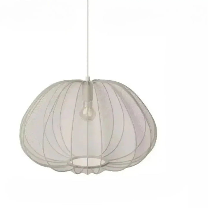 Suspension luminaire orbys en verre soufflé off-white avec design wireframe délicat rappelant une coquille raffinée
