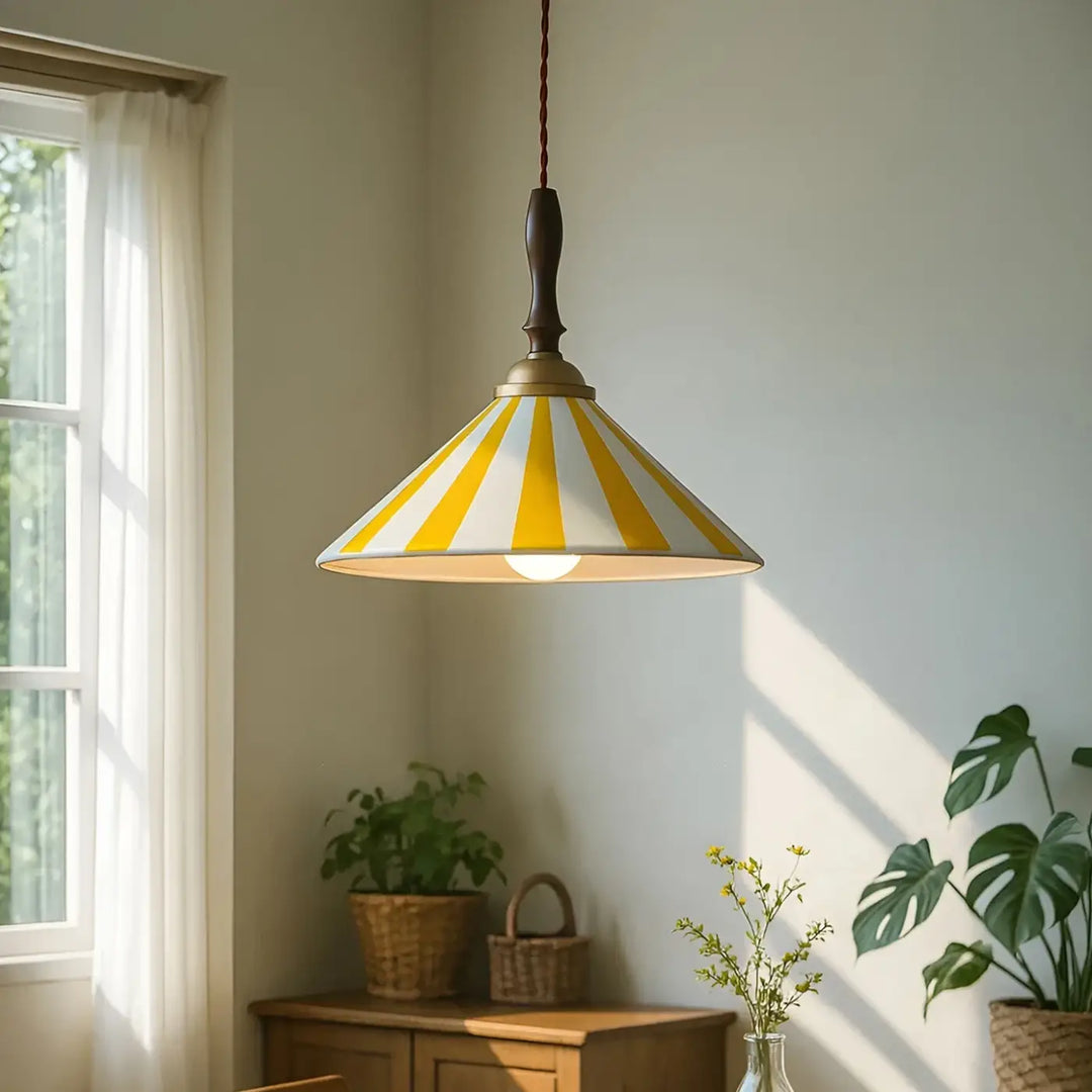 Suspension luminaire nadhy rayée jaune et blanche avec finial en bois et cordon tressé style vintage