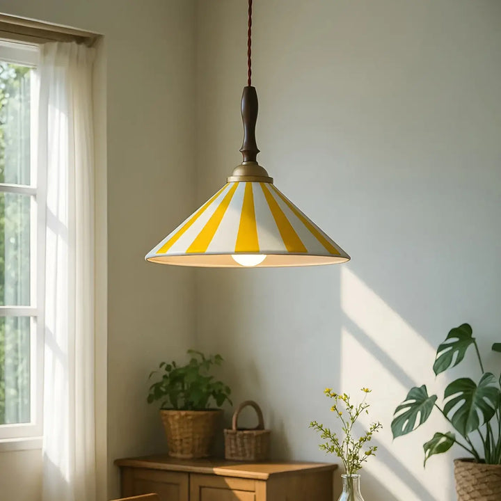 Suspension luminaire nadhy rayée jaune et blanche avec finial en bois et cordon tressé style vintage
