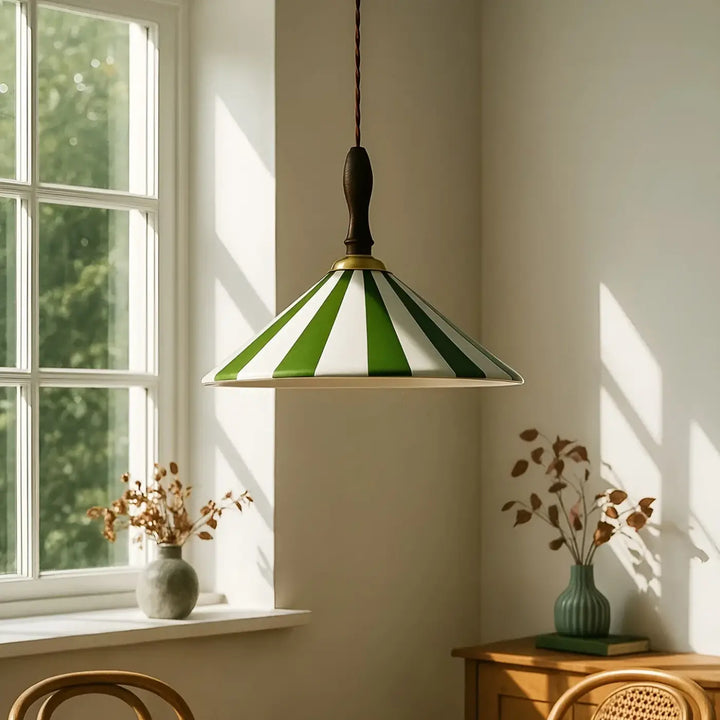 Suspension luminaire nadhy style vintage avec abat-jour conique rayé vert et blanc finitions bois sombre