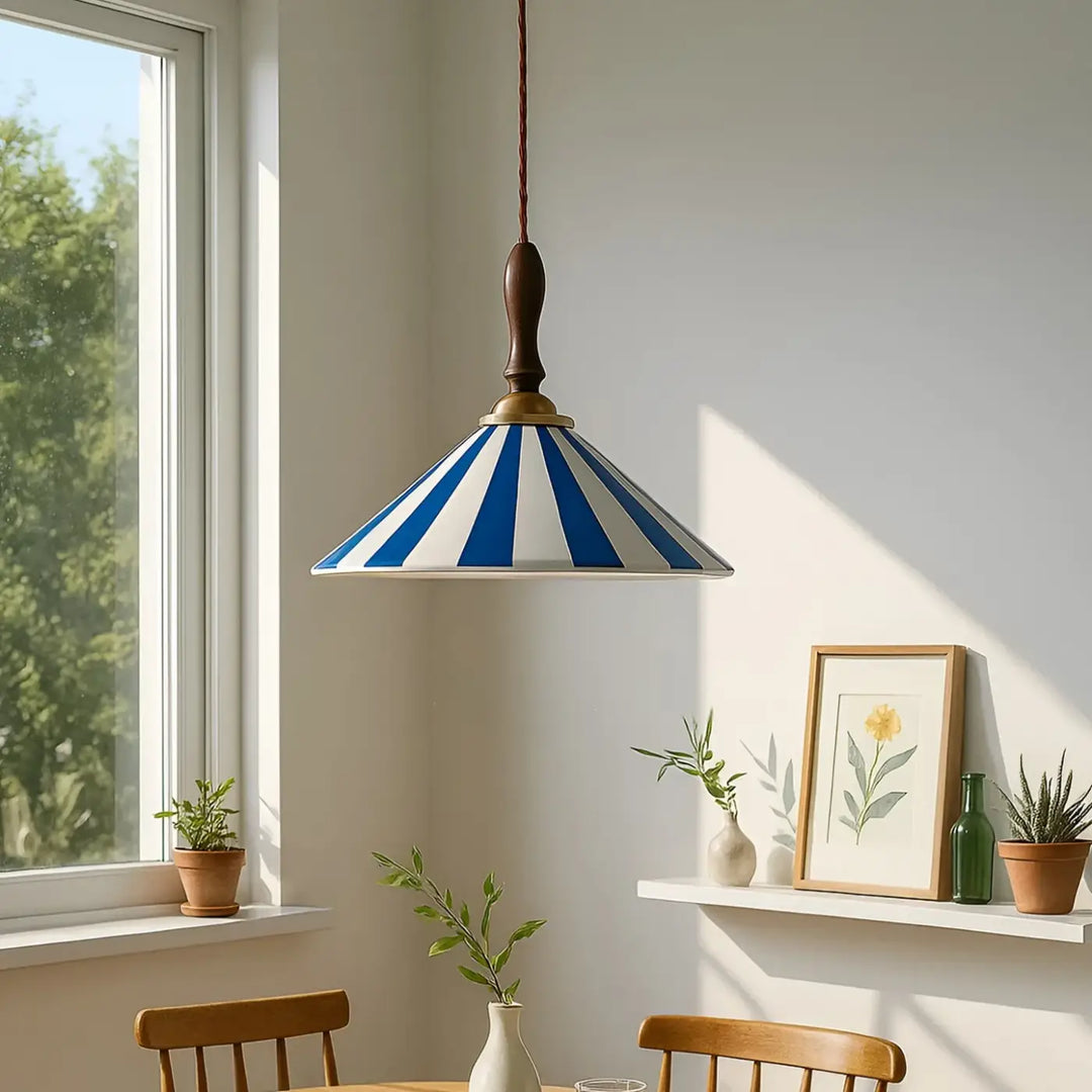 Suspension luminaire style vintage en céramique rayée bleu et blanc avec un pommeau en bois modèle nadHy