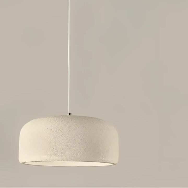 Suspension luminaire basalt en béton texturé couleur crème avec style wabi-sabi et relief minéral minimaliste