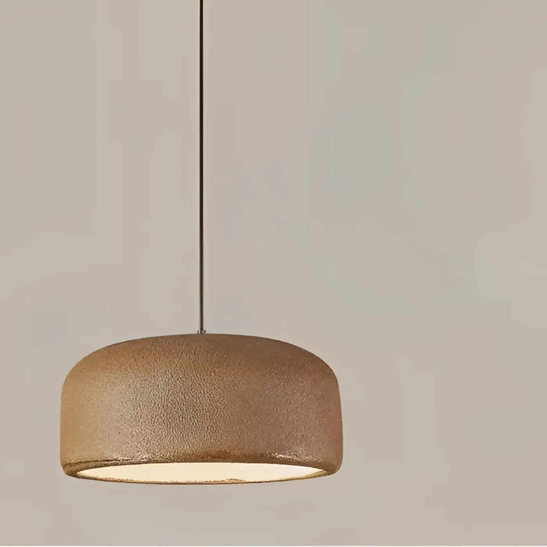 Suspension luminaire basalt en céramique texturée ton chaud style wabi-sabi avec relief minéral et câble noir fin