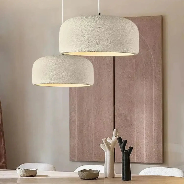 Suspension luminaire basalt en beige crème avec texture relief minéral et éclairage diffus style wabi-sabi élégant