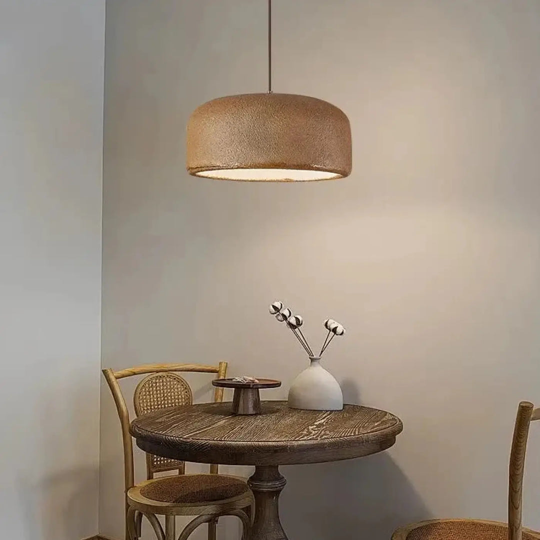 Suspension luminaire basalt en tissu tissé chaud style wabi-sabi avec relief minéral et lumière diffuse douce