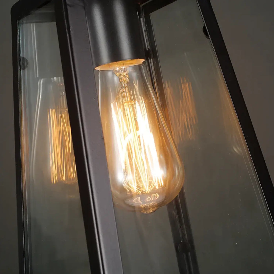 Suspension luminaire jardi avec ampoule filament lumineuse dans lanterne métal noir et verre transparent luminaire rétro-industriel