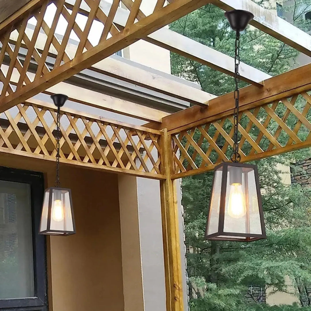 Suspension luminaire jardi en métal noir avec panneaux en verre clair suspendue à une pergola en bois