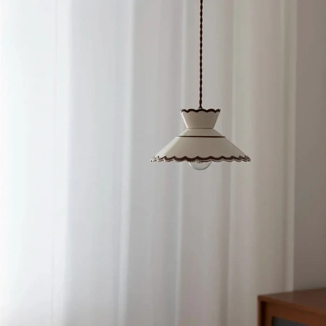 Suspension rétro en métal émaillé décor blanc élégant