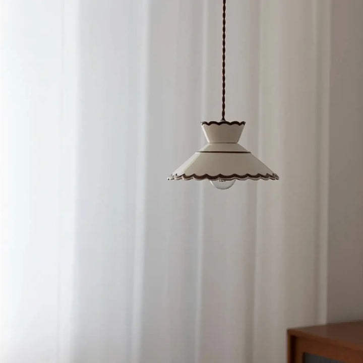 Suspension rétro en métal émaillé décor blanc élégant