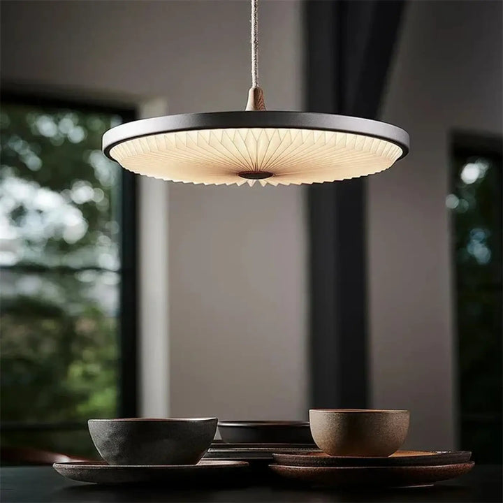 Suspension luminaire ronde design moderne en noir et blanc