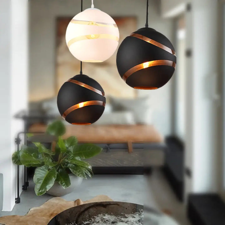 Suspension luminaire ronde disponible en noir ou blanc

