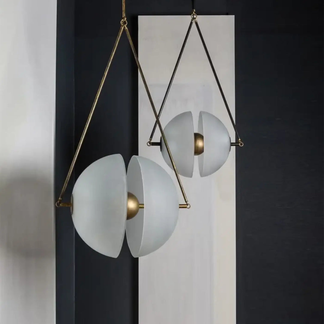 Suspension luminaire ronde en verre opalin et laiton doré élégant
