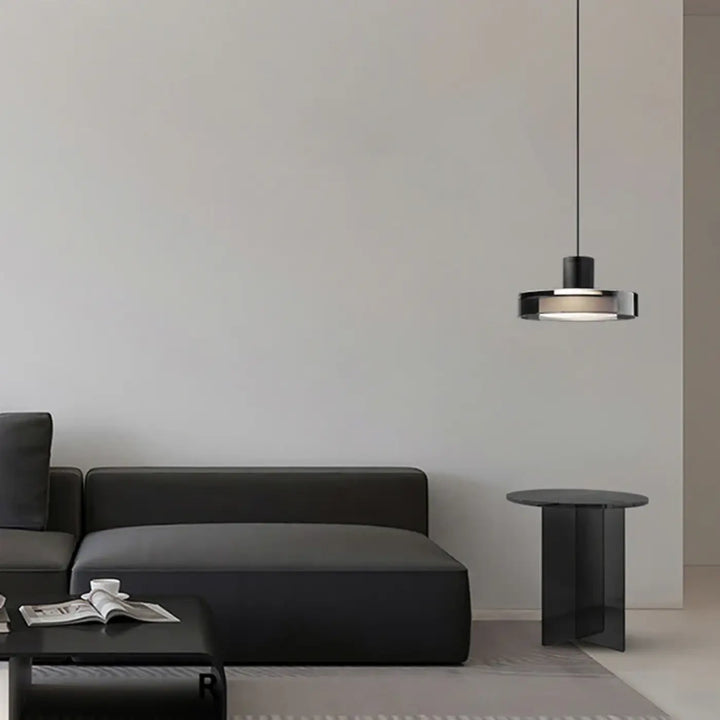 Suspension luminaire sylum minimaliste noire avec design circulaire et accents métalliques en verre teinté