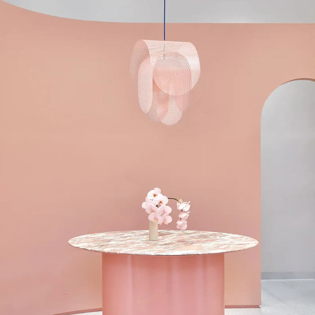 Suspension luminaire rose effet grillage au style original