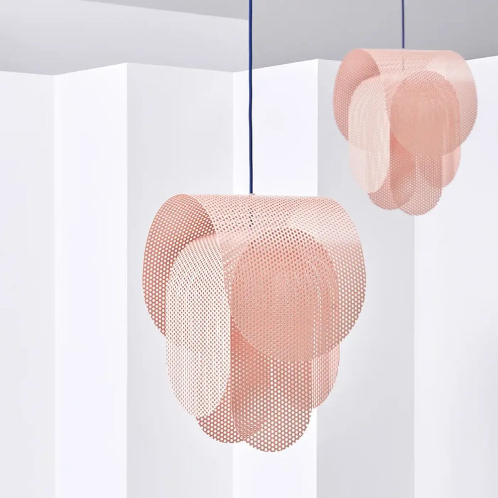 Suspension luminaire rose effet grillage au style original