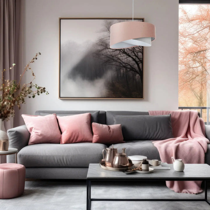 Suspension luminaire galaxy jasmin rose pâle avec canapé sectionnel gris et coussins roses pâles assortis