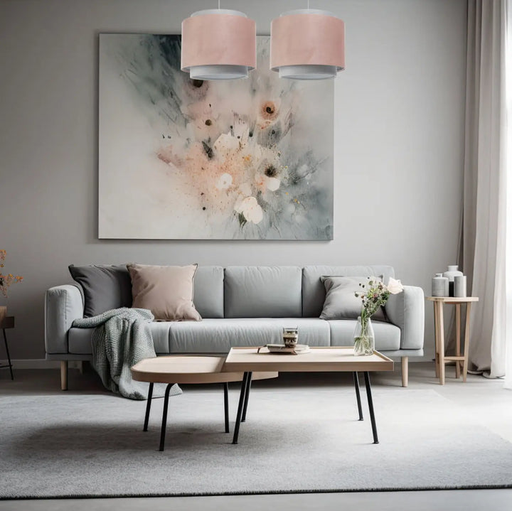 Suspension luminaire doblo jasmin rose poudré avec canapé gris doux et couverture texturée assortie