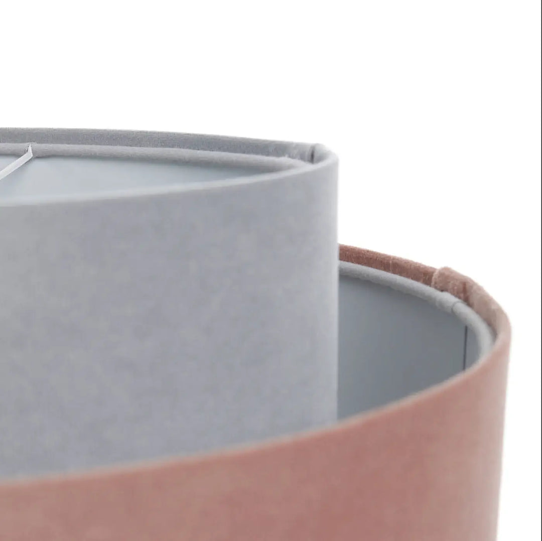 Suspension luminaire doblo jasmin avec abat-jour cylindriques en tissu texturé gris et rose poudré