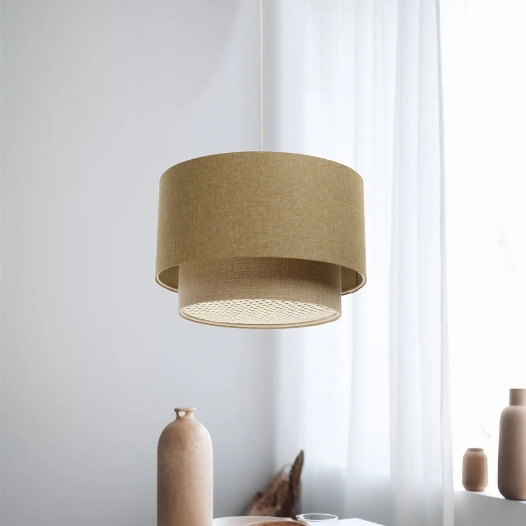 Suspension luminaire duo rotin en lin beige avec base en maille tressée pour une ambiance chaleureuse